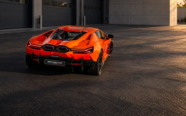 V12 Lamborghini: 60 лет от Miura до Revuelto V12 Lamborghini: 60 лет от Miura до Revuelto